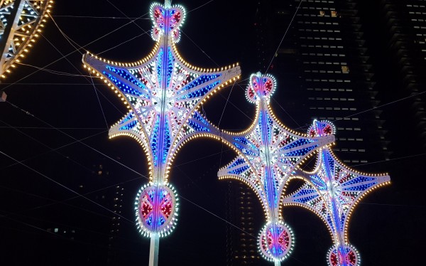 光之书写的灯光艺术展览活动融合了户外场地,全新沉浸式展出