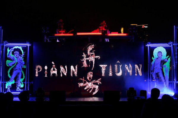 光之书写的灯光艺术展览活动融合了户外场地,全新沉浸式展出