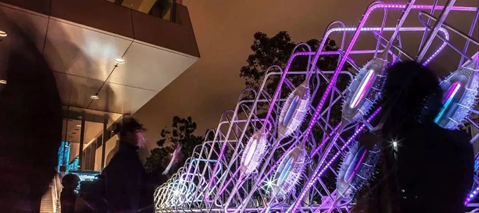 街头的这个LED灯光艺术展览活动装置还能产生声波流，太神奇了