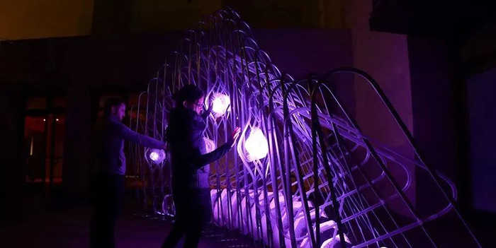 街头的这个LED灯光艺术展览活动装置还能产生声波流,太神奇了