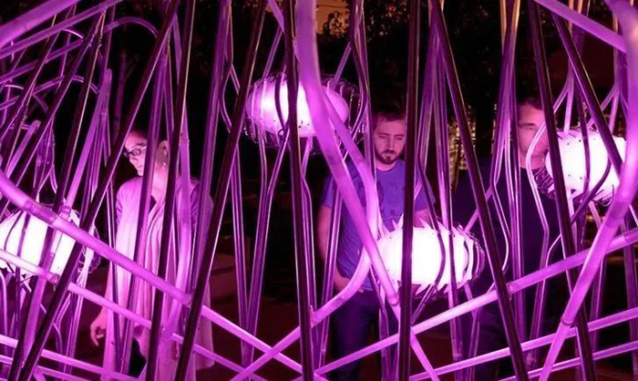 街头的这个LED灯光艺术展览活动装置还能产生声波流,太神奇了