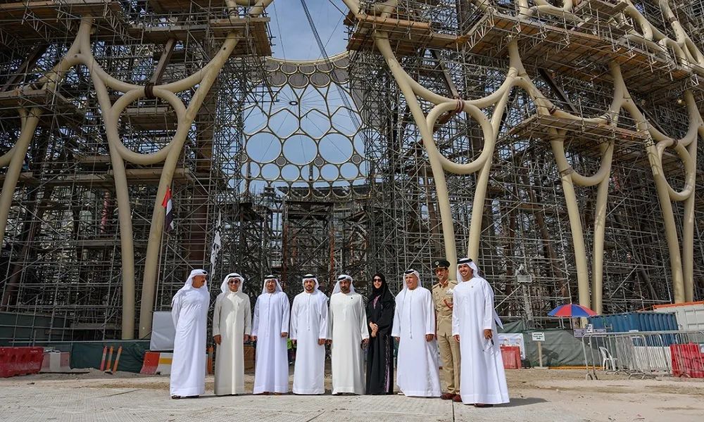 迪拜世博会开幕式活动用252台投影仪组成了一个跳动的心脏