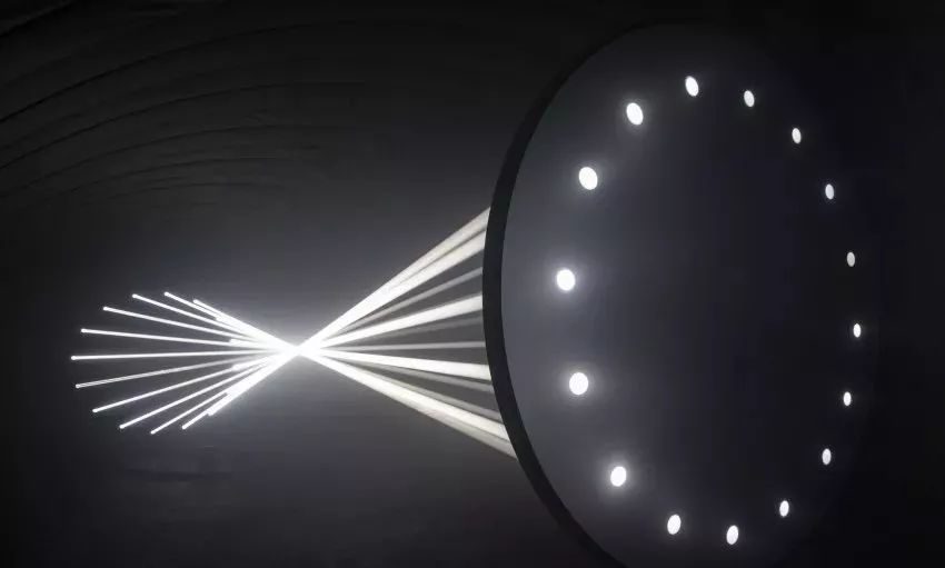 一款可以互动的灯光作品刷亮了米兰时装周展览活动，热度再次攀升