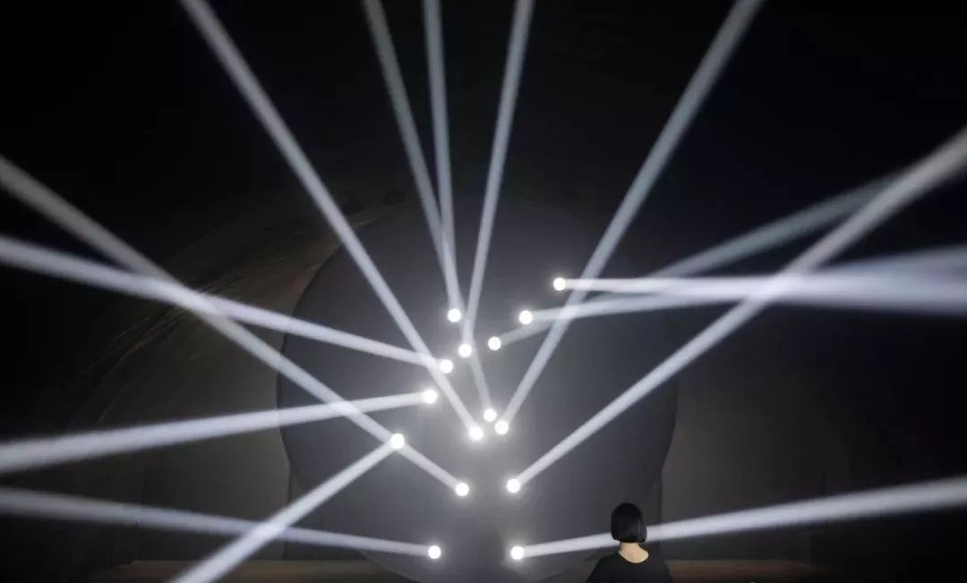 一款可以互动的灯光作品刷亮了米兰时装周展览活动,热度再次攀升