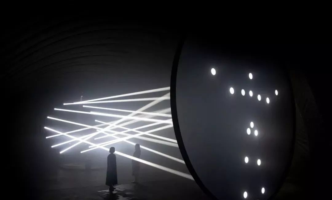 一款可以互动的灯光作品刷亮了米兰时装周展览活动,热度再次攀升