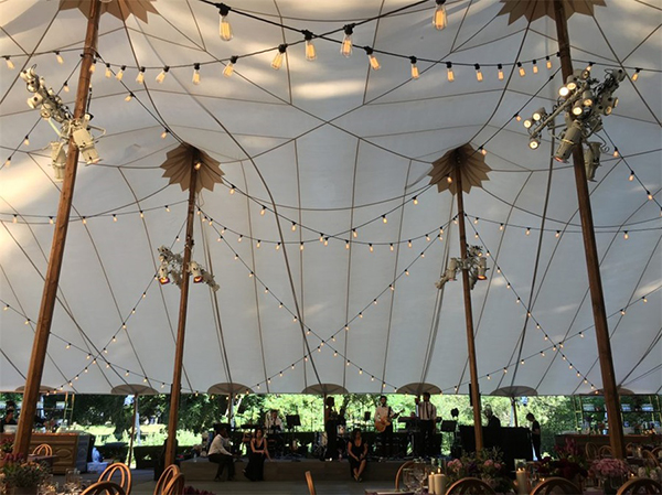 派对活动策划中运用最多的发光装饰应该是吊灯吧