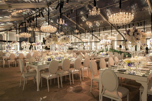 派对活动策划中运用最多的发光装饰应该是吊灯吧