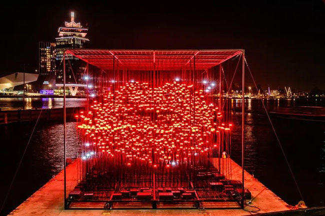 灯光艺术展览活动策划的“有用主张”作品本体居然是1000多颗红色警示灯