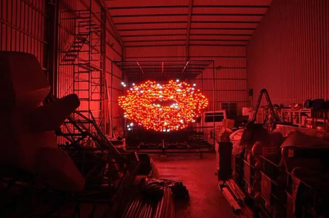 灯光艺术展览活动策划的“有用主张”作品本体居然是1000多颗红色警示灯