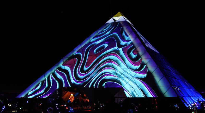 多媒体投影映射庆典活动首次在25米高的金字塔上亮相了