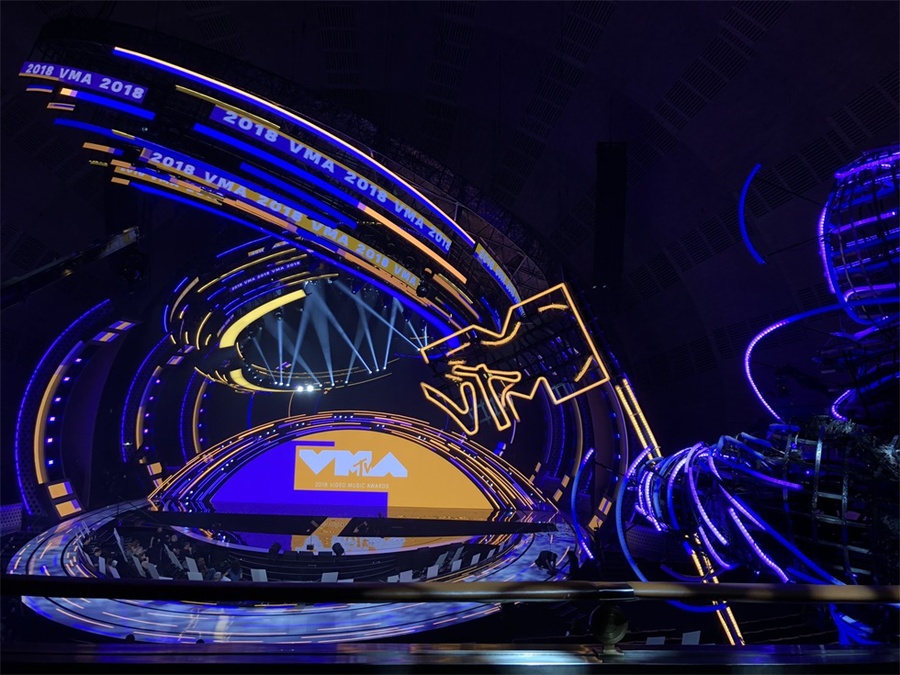 竖立在舞台上的8.2米月亮人雕塑，秒杀了音乐活动那些平凡策划