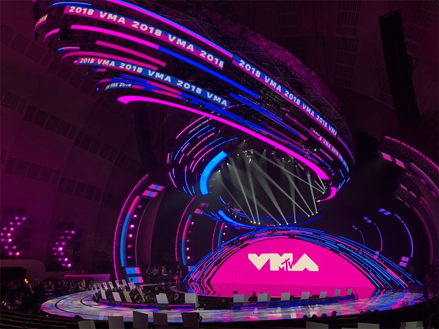 竖立在舞台上的8.2米月亮人雕塑，秒杀了音乐活动那些平凡策划