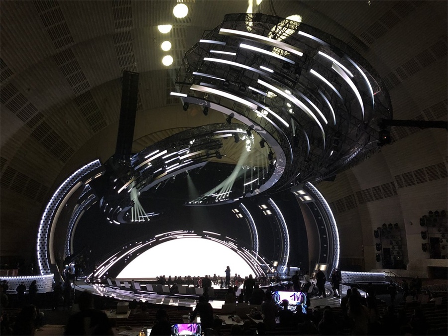 竖立在舞台上的8.2米月亮人雕塑，秒杀了音乐活动那些平凡策划