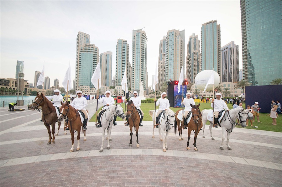 倒计时庆典活动上的这个招手灯光人物邀你2020世博会来相见