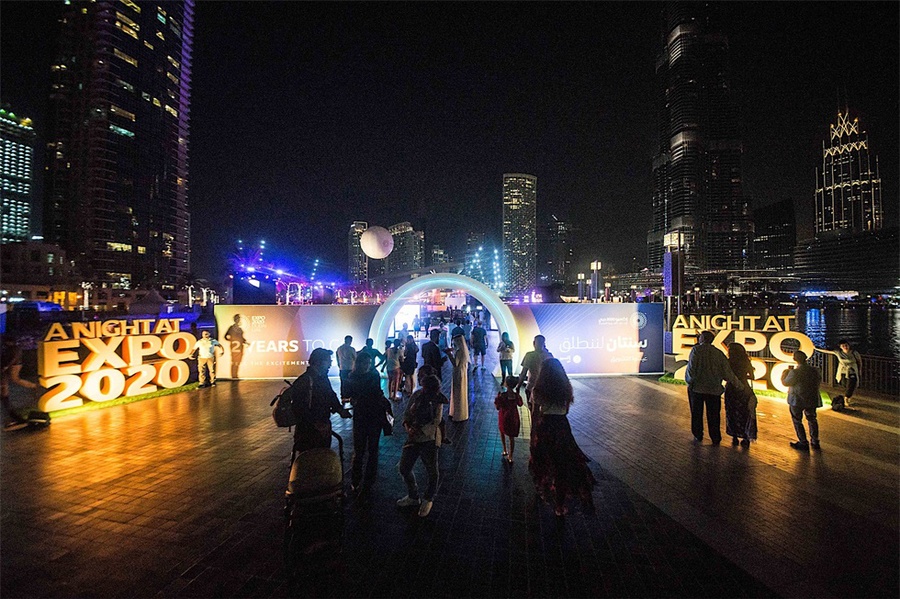 倒计时庆典活动上的这个招手灯光人物邀你2020世博会来相见