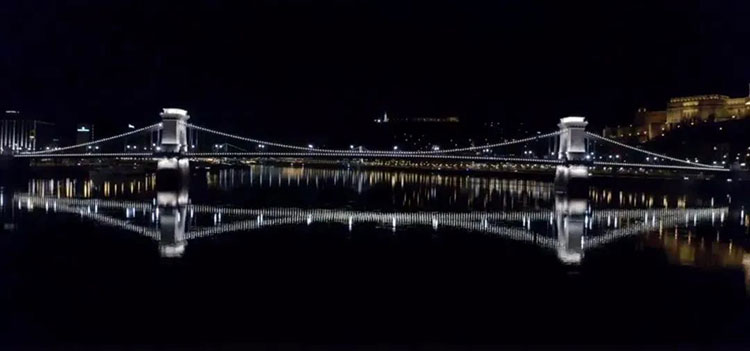 疫情当下，各国灯光秀展览活动传递着抗疫正能量与热切期盼