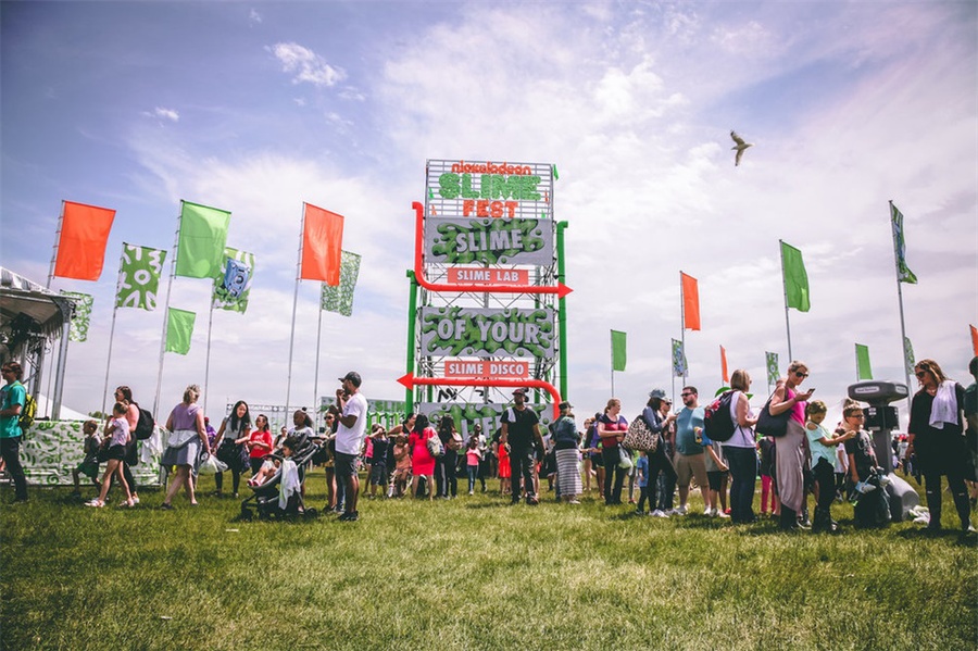 狂欢节活动现场就是一个大型的演唱会嘛，还有各式互动的游戏活动