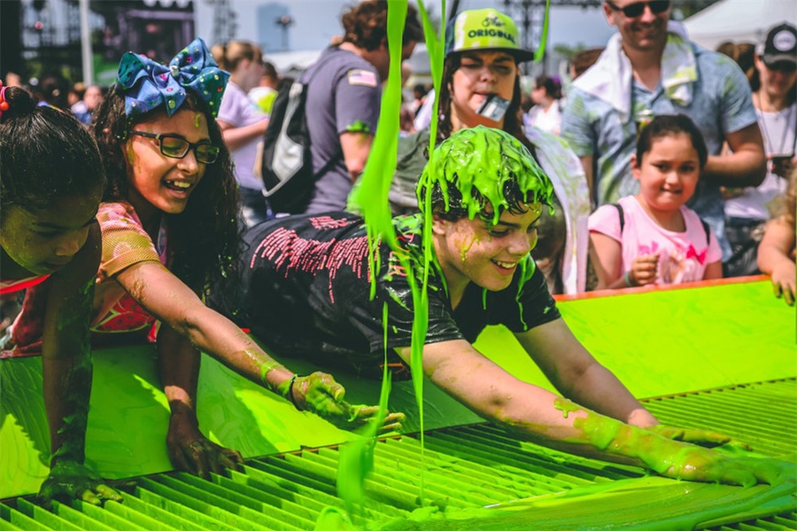 狂欢节活动现场就是一个大型的演唱会嘛,还有各式互动的游戏活动