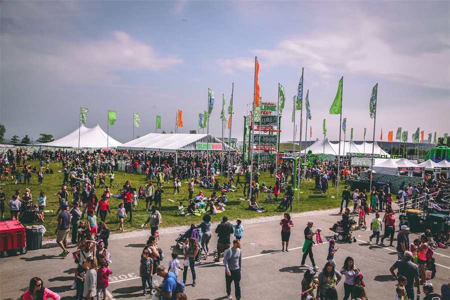 狂欢节活动现场就是一个大型的演唱会嘛,还有各式互动的游戏活动