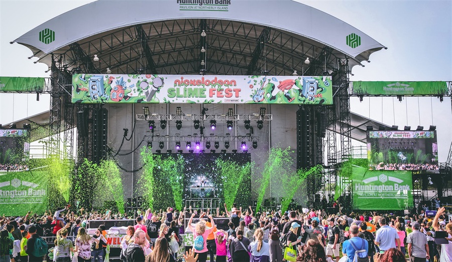 狂欢节活动现场就是一个大型的演唱会嘛,还有各式互动的游戏活动