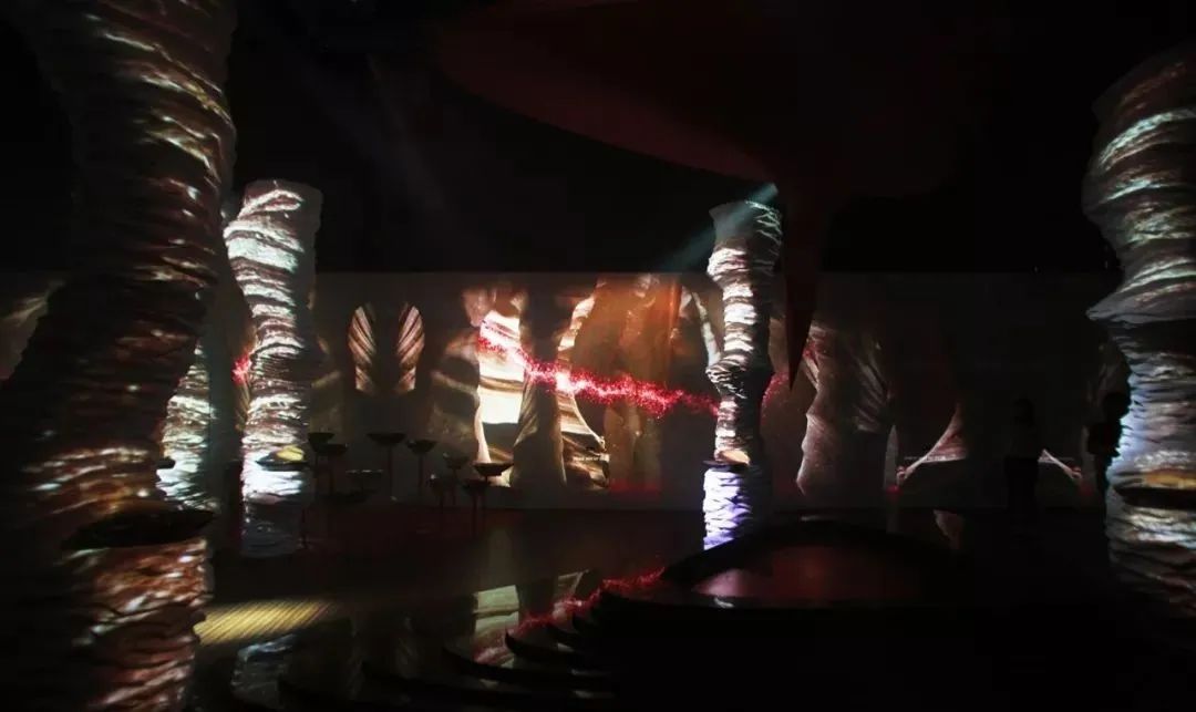 藏在洞穴里的艺术展览活动正在刺激着你所有的感官