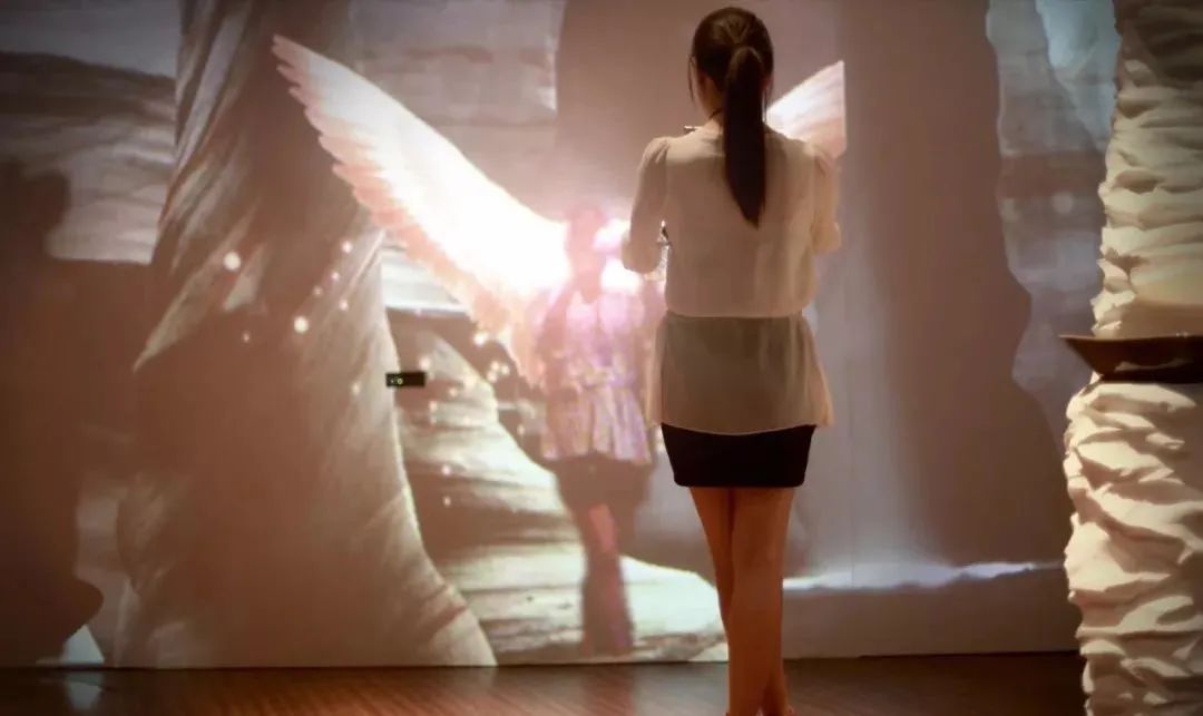 藏在洞穴里的艺术展览活动正在刺激着你所有的感官