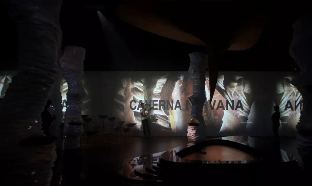 藏在洞穴里的艺术展览活动正在刺激着你所有的感官