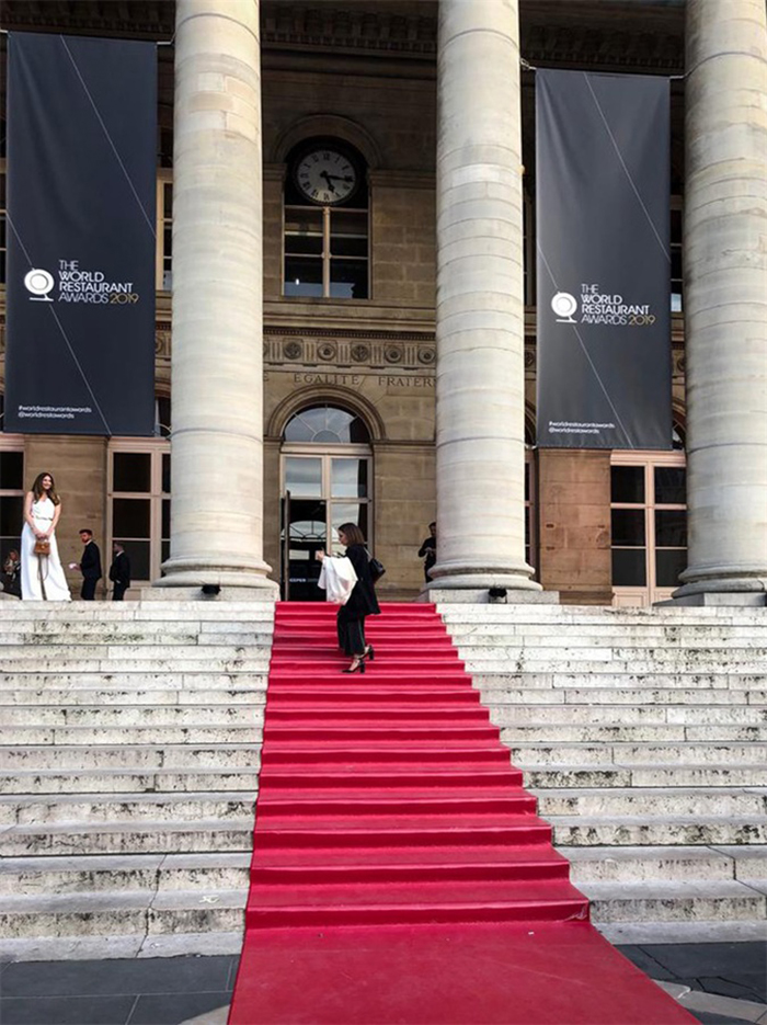 烹饪界的奥斯卡颁奖典礼活动现场策划的市集广场装置，布谷鸟钟很震撼