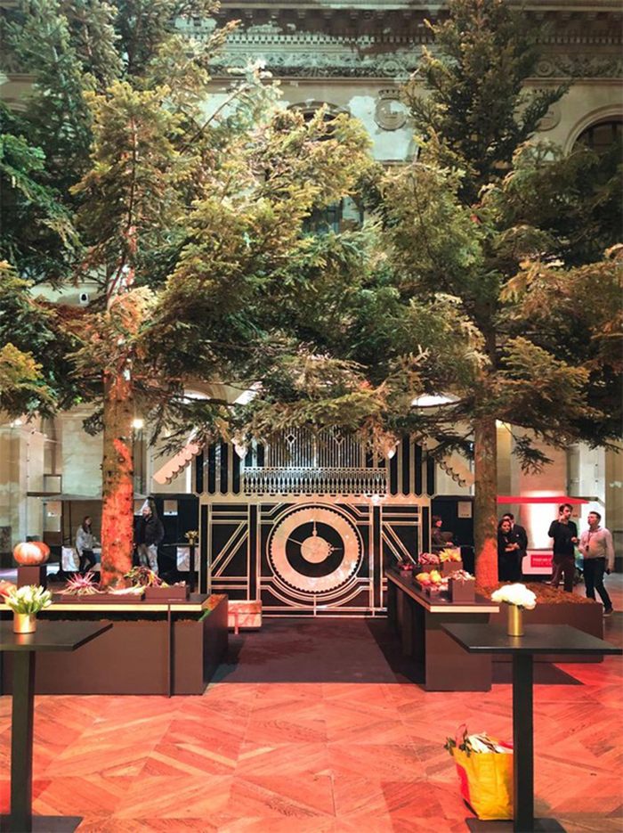 烹饪界的奥斯卡颁奖典礼活动现场策划的市集广场装置，布谷鸟钟很震撼