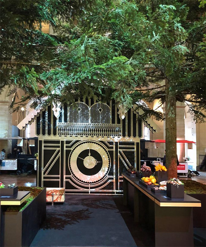 烹饪界的奥斯卡颁奖典礼活动现场策划的市集广场装置，布谷鸟钟很震撼