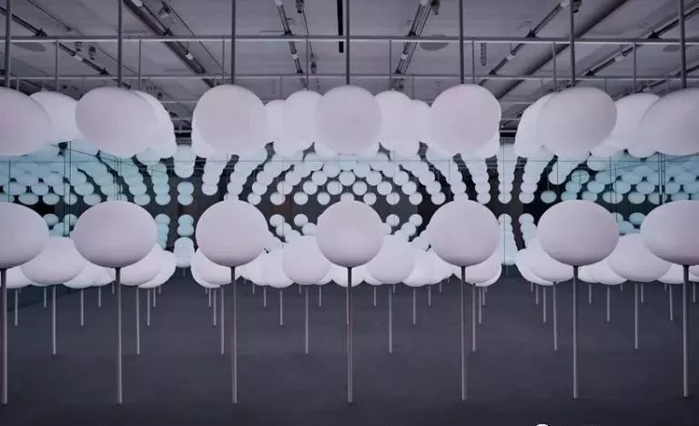 纽约的这个光之花田艺术展览活动装置一开展秒变网红打卡点