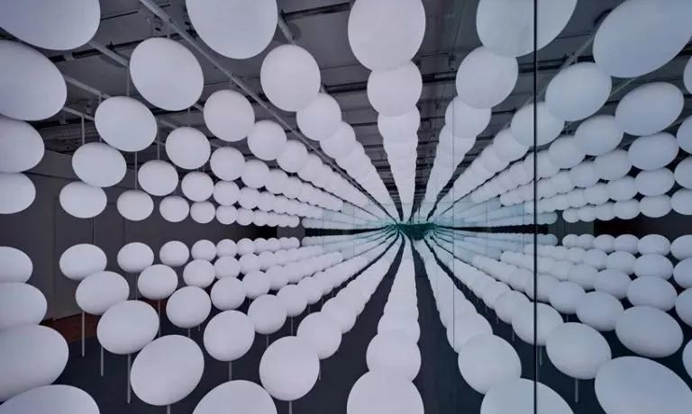 纽约的这个光之花田艺术展览活动装置一开展秒变网红打卡点