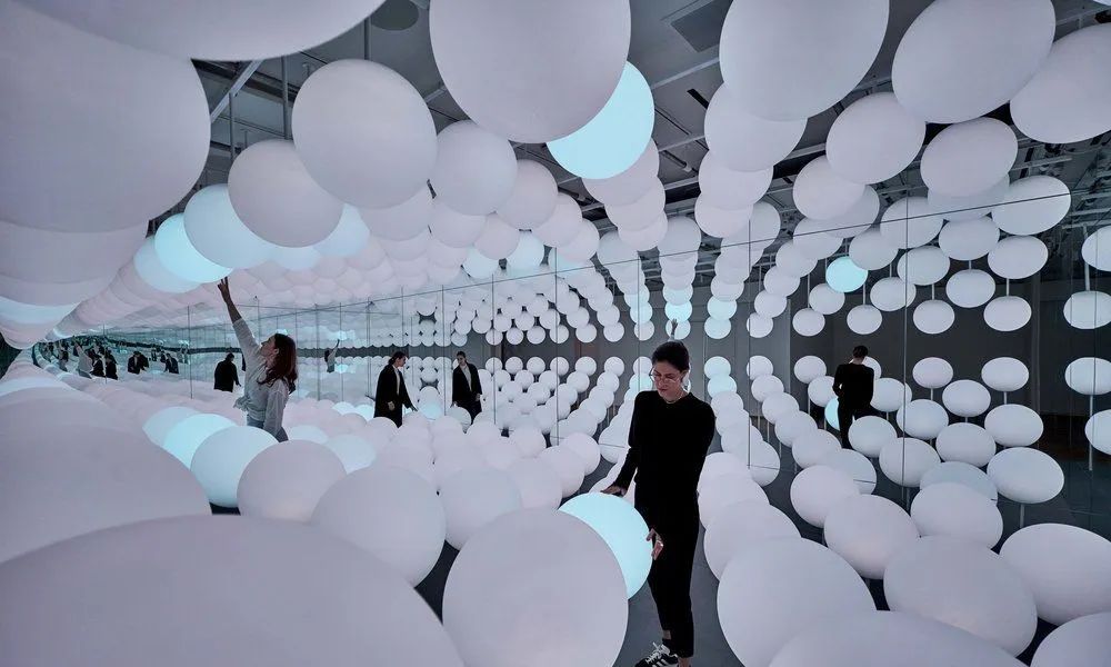 纽约的这个光之花田艺术展览活动装置一开展秒变网红打卡点