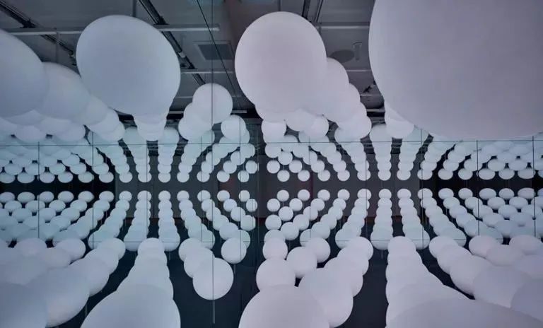 纽约的这个光之花田艺术展览活动装置一开展秒变网红打卡点