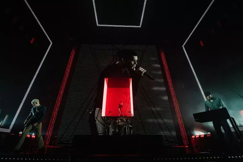 摇滚乐队的这次演唱会活动策划太有视觉冲击力了,就是电影级的体验嘛