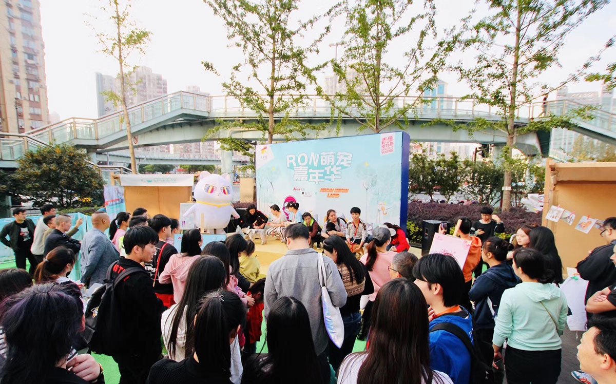 萌宠嘉年华会展活动上欢声一片，萌宠们更是释放了束缚放开玩