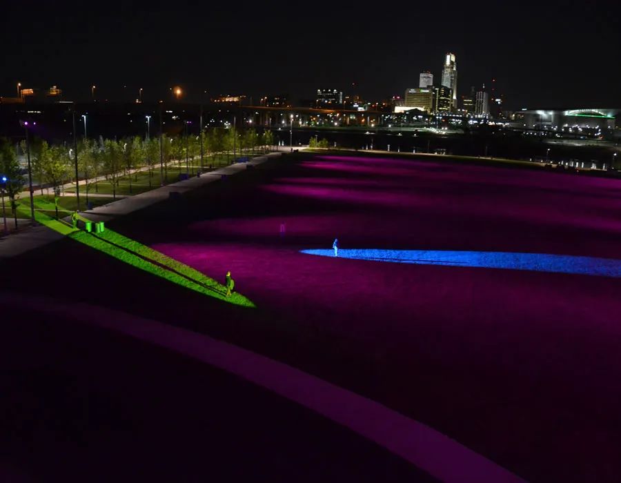 5英亩大草坪的灯光秀展览活动瞬息万变，震撼