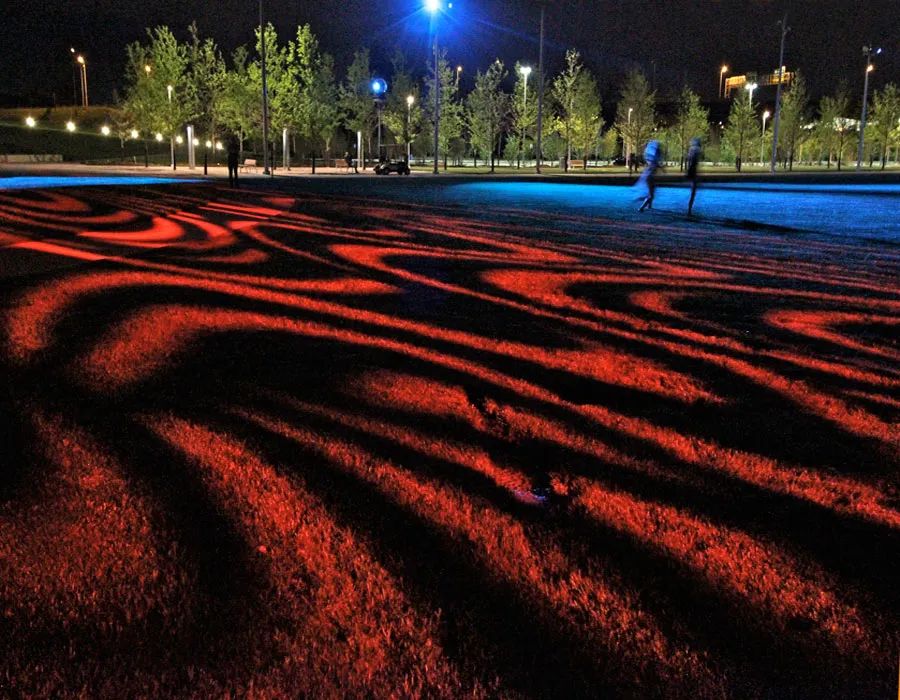 5英亩大草坪的灯光秀展览活动瞬息万变，震撼