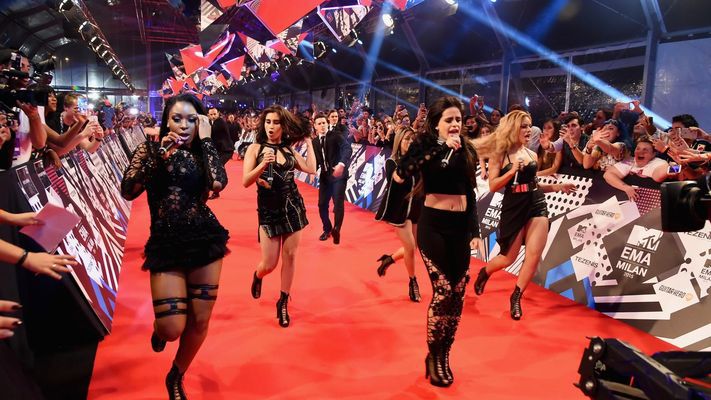 潘多拉魔盒概念的颁奖典礼活动,舞美不断转换的布景太震撼了