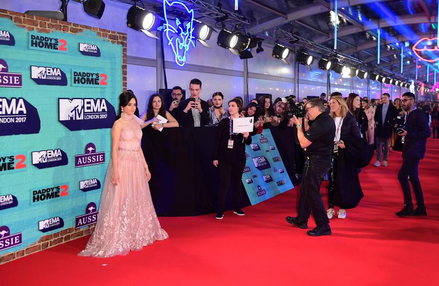 潘多拉魔盒概念的颁奖典礼活动,舞美不断转换的布景太震撼了