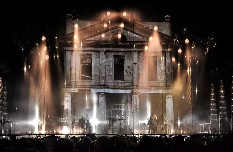 演唱会活动策划的舞台造型太炫了,灯光营造的氛围更给力