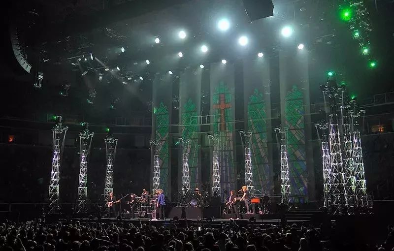 演唱会活动策划的舞台造型太炫了,灯光营造的氛围更给力