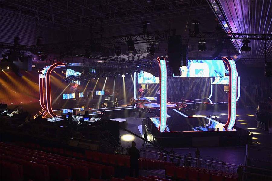 基于颁奖典礼活动的舞美设计，让演出更像艺术作品般栩栩如生