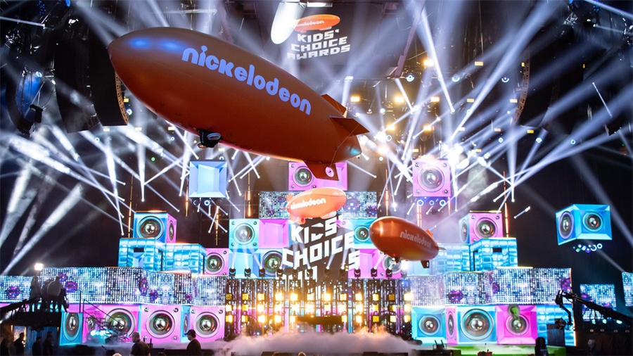 颁奖典礼活动策划成一个“玩耍”的舞台，不间断的视觉效果让人狂热