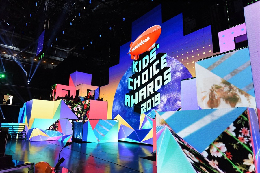 颁奖典礼活动策划成一个“玩耍”的舞台,不间断的视觉效果让人狂热