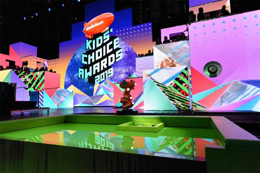 颁奖典礼活动策划成一个“玩耍”的舞台,不间断的视觉效果让人狂热