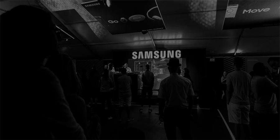 用户外冲浪池互动突显路演活动产品防水性能，策划点够赞