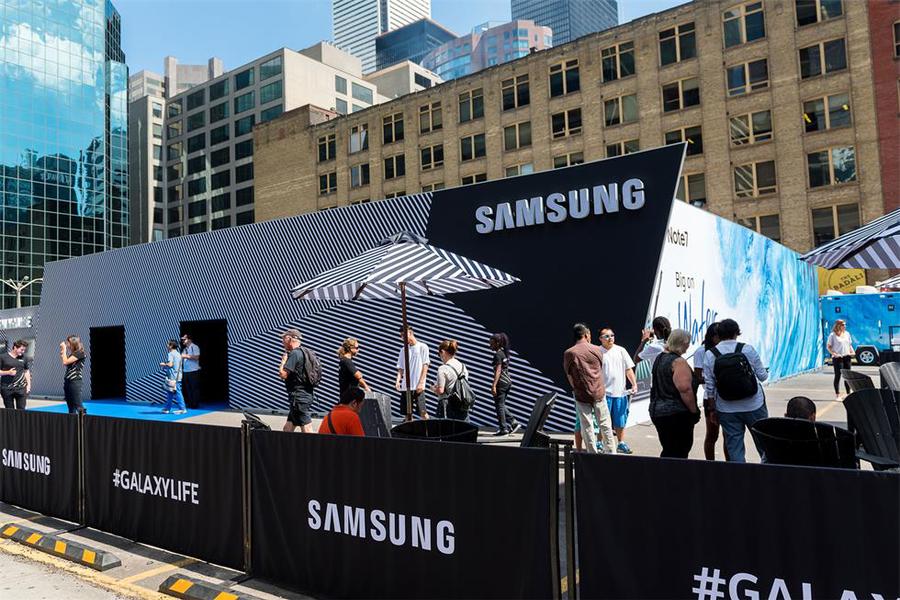 用户外冲浪池互动突显路演活动产品防水性能,策划点够赞