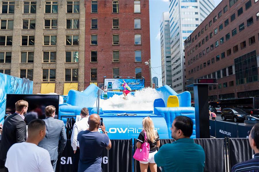 用户外冲浪池互动突显路演活动产品防水性能,策划点够赞
