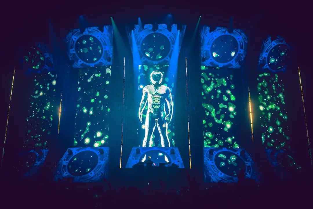 音乐节活动上的舞台制作重新定义了音乐会的互动体验，真够震撼的